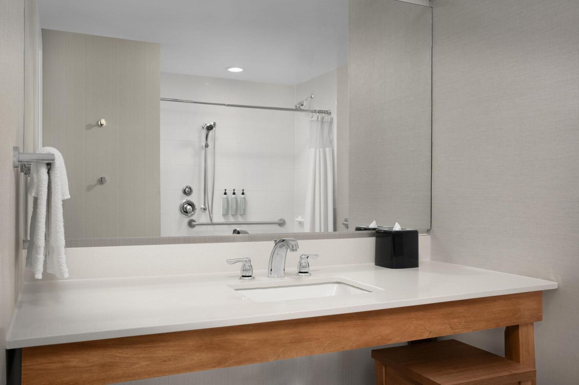 Courtyard By Marriott Philadelphia Bensalem Hotel Buitenkant foto