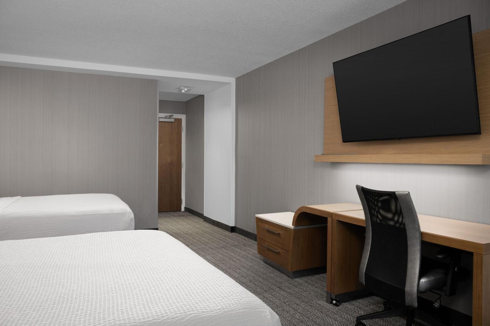 Courtyard By Marriott Philadelphia Bensalem Hotel Buitenkant foto