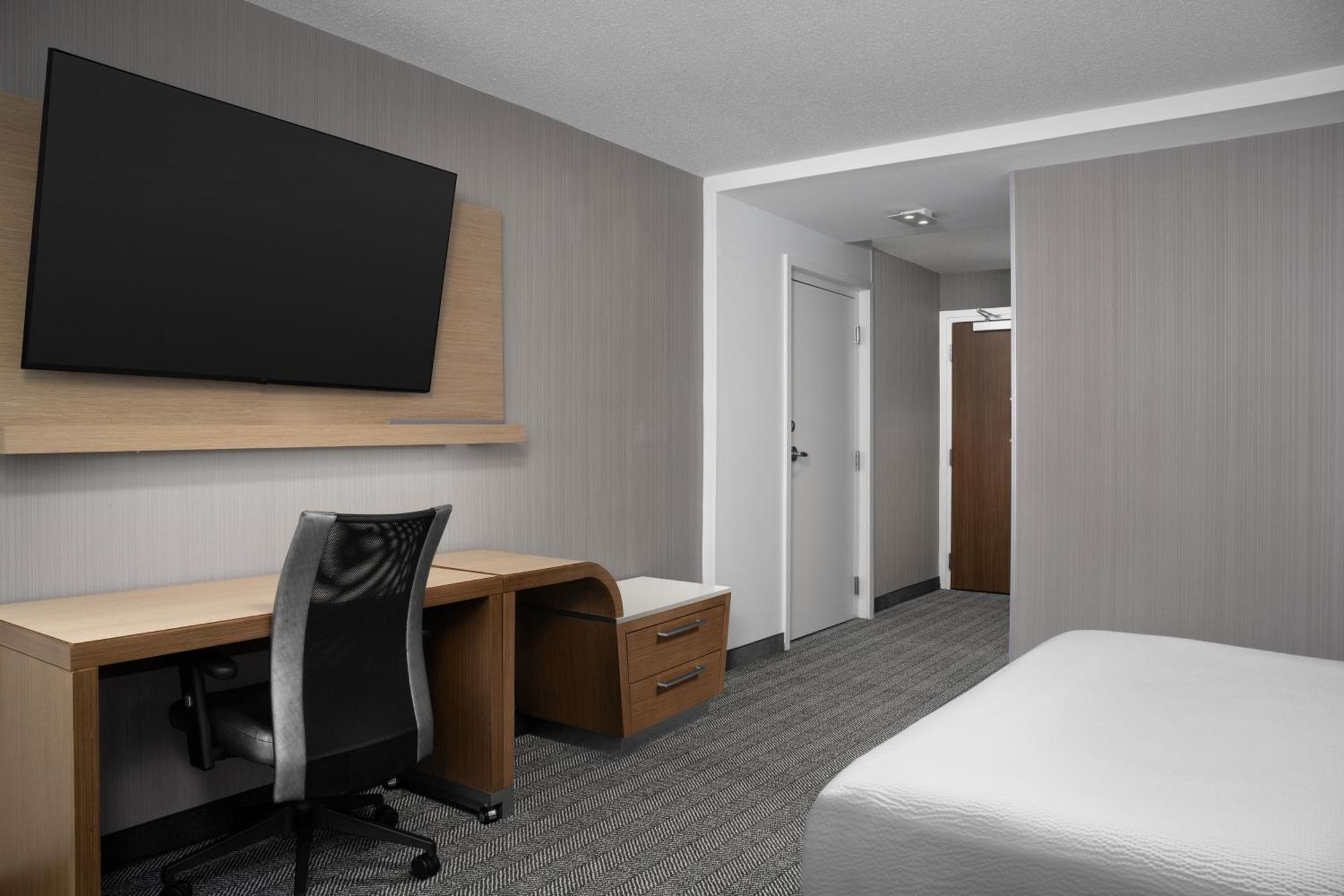 Courtyard By Marriott Philadelphia Bensalem Hotel Buitenkant foto